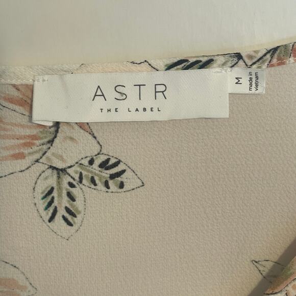 ASTR the Label Ruffle Bodysuit Womens Size Medium Pink Floral Flutter Sleeve Top - Picture 6 of 9